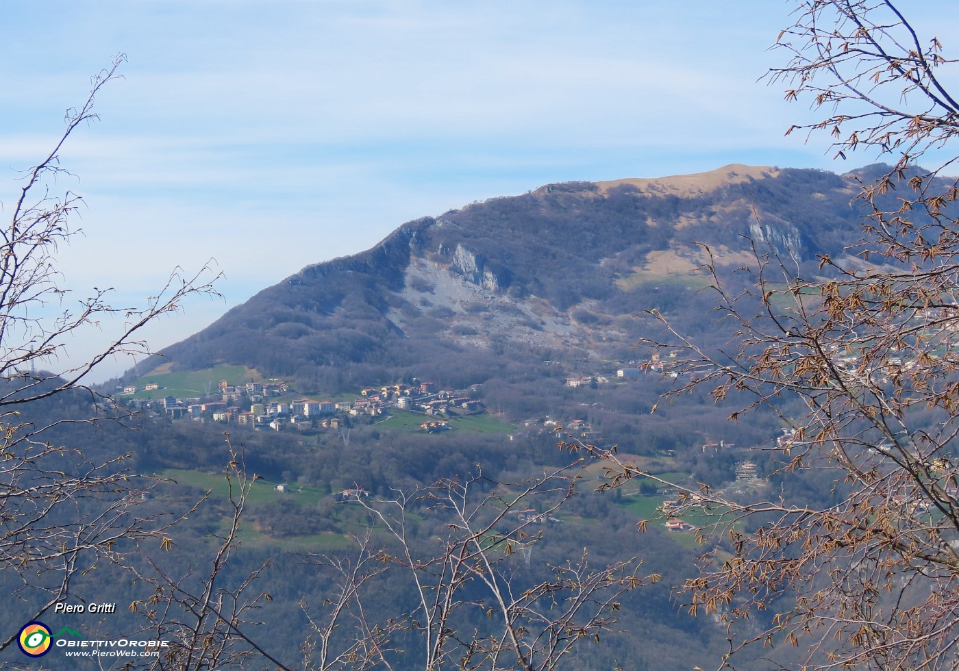 53 Zoom verso la Roncola e il Linzone.JPG